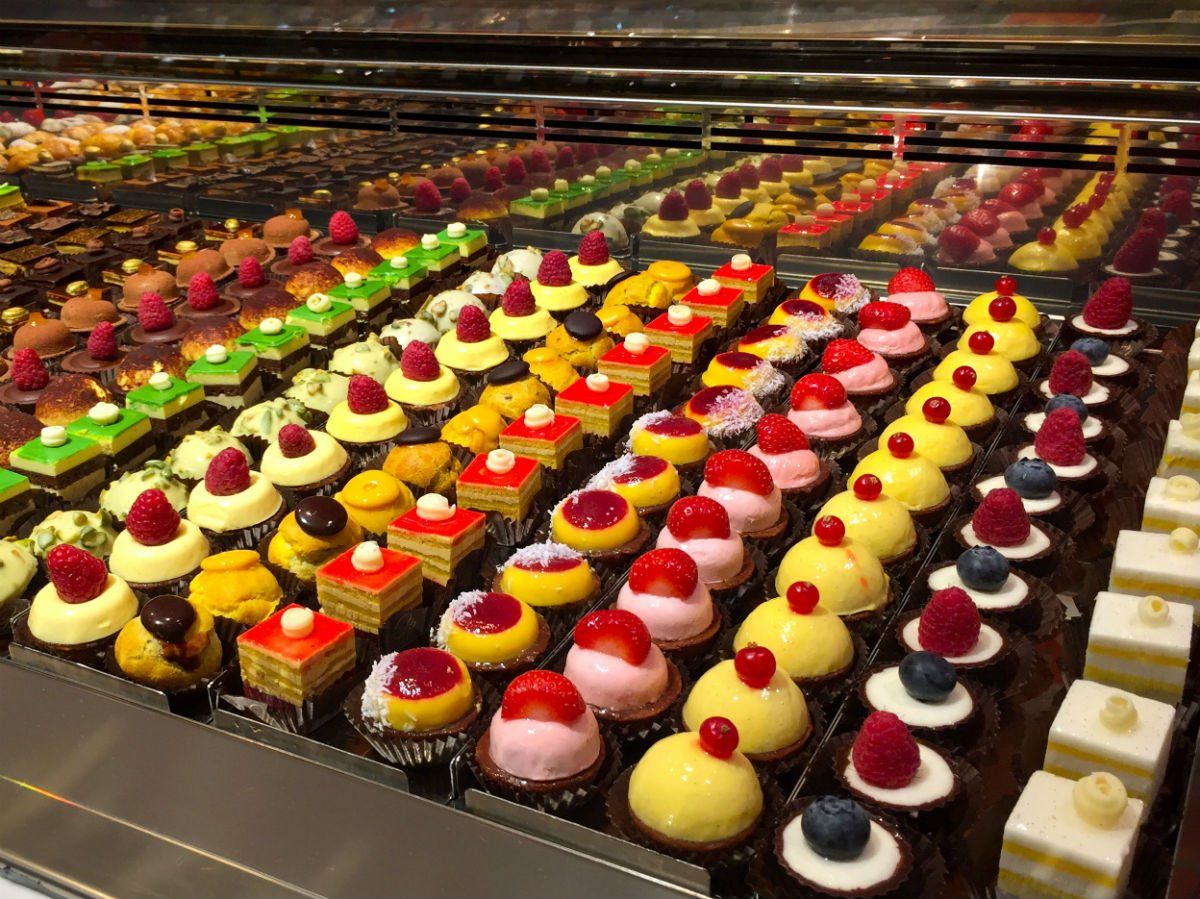 Un pisto di pasticcini con frutta