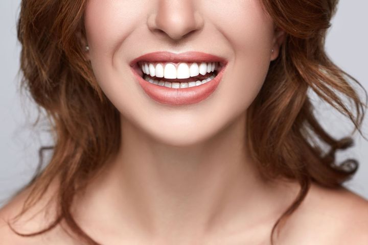 sorriso giovane donna senza apparecchio ortodontico