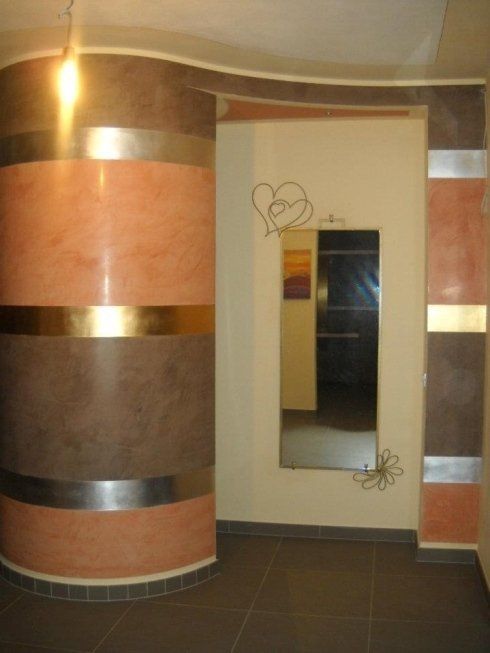 decorazioni e pittura pareti di una sala