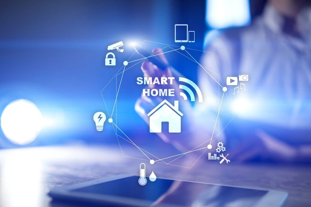 Icona della casa intelligente che si illumina su un tablet, con simboli dei dispositivi connessi su uno sfondo digitale blu.