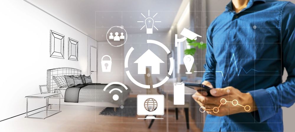 Persona che utilizza uno smartphone con icone di domotica sullo sfondo di una camera da letto.