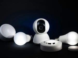 Telecamere e luci di sicurezza domestiche intelligenti di colore bianco su sfondo scuro.