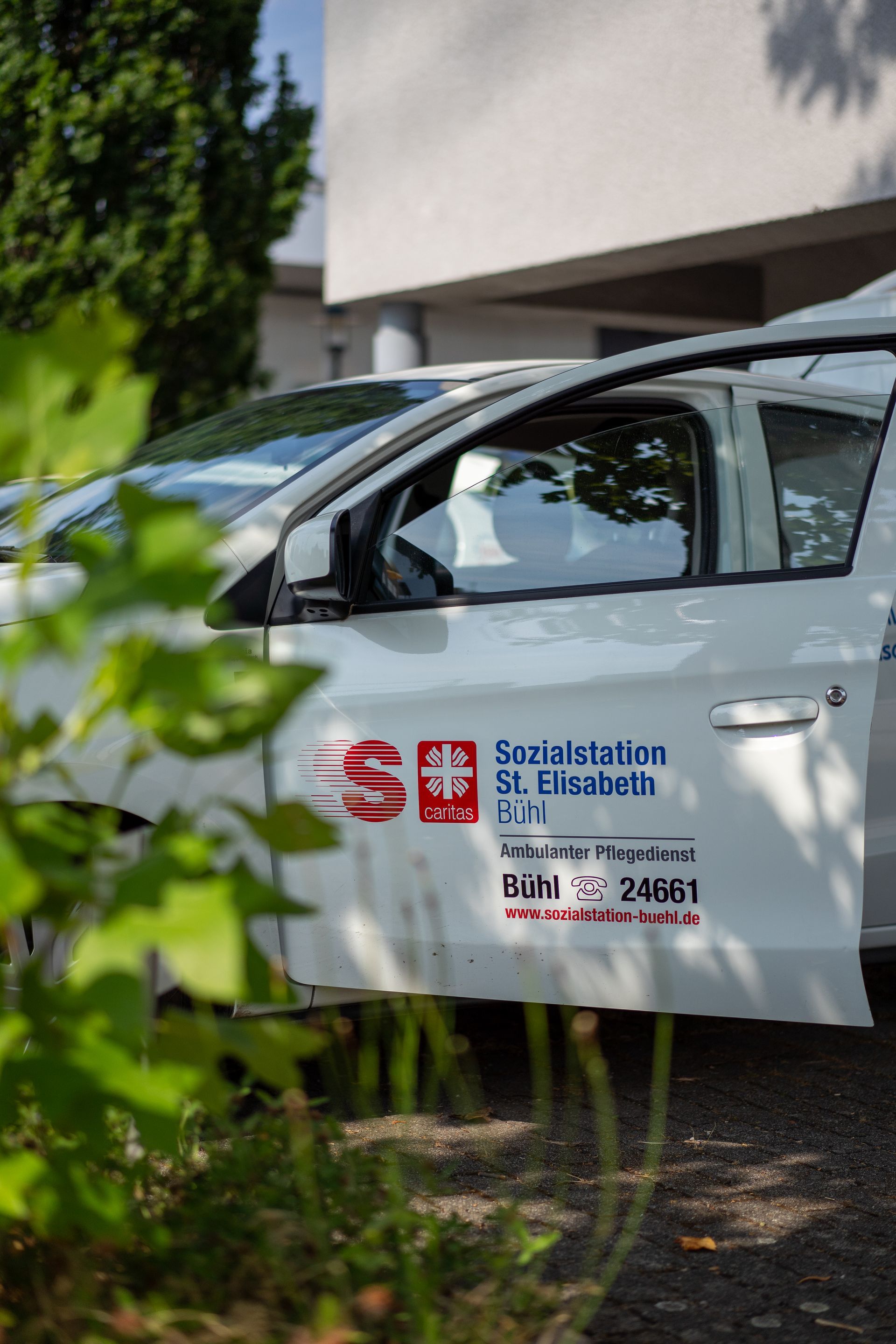 Dienstwagen der Sozialstation Bühl mit Logo