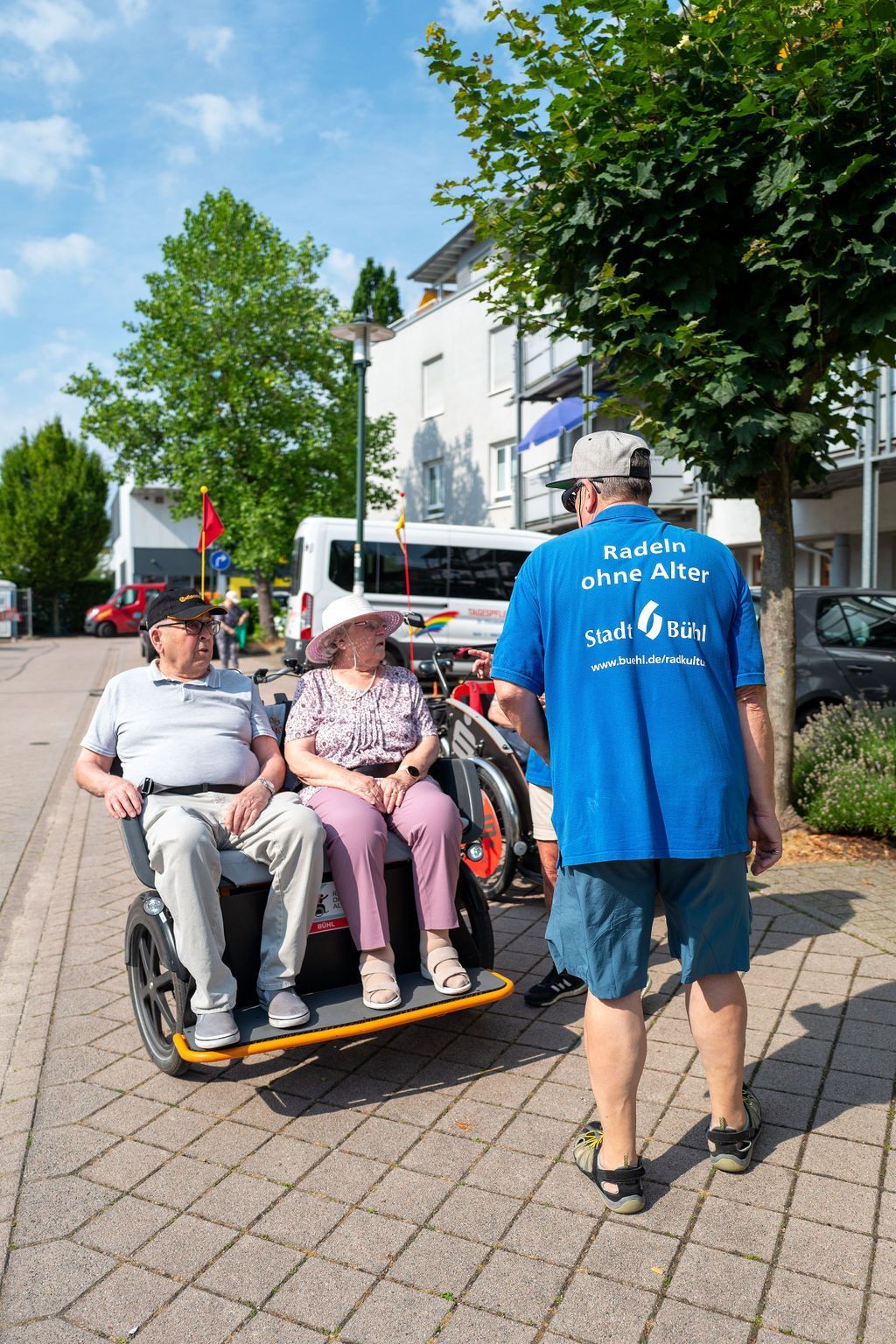 Gäste der Tagespflege bei einem Ausflug mit der Rikscha