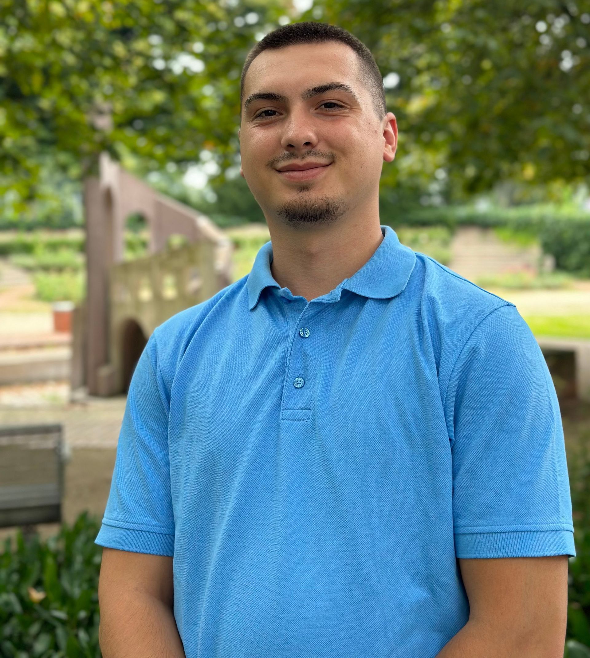 Inas Mandzuka ist Auszubildender zum Pflegefachmann bei der Sozialstation Rastatt