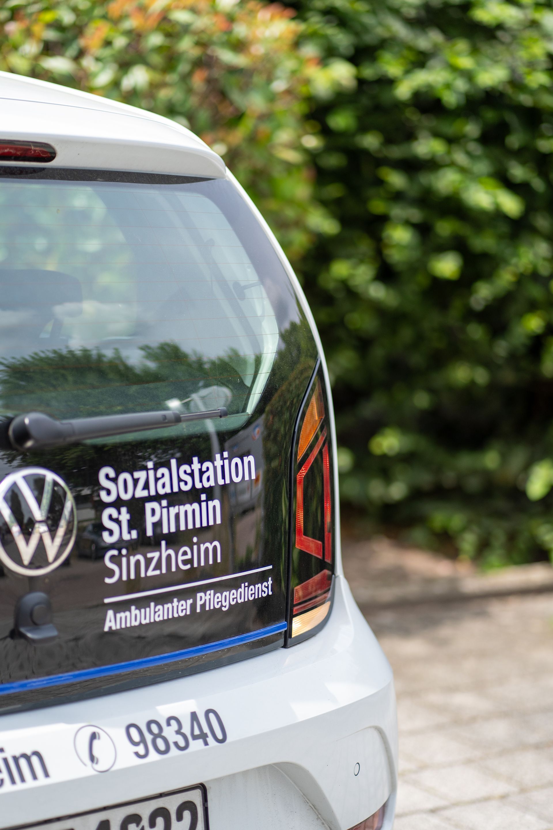 Dienstwagen der Sozialstation St. Pirmin Sinzheim mit Aufschrift