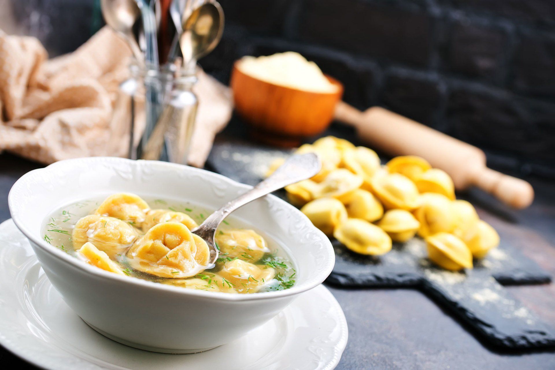 piatto di tortellini in brodo