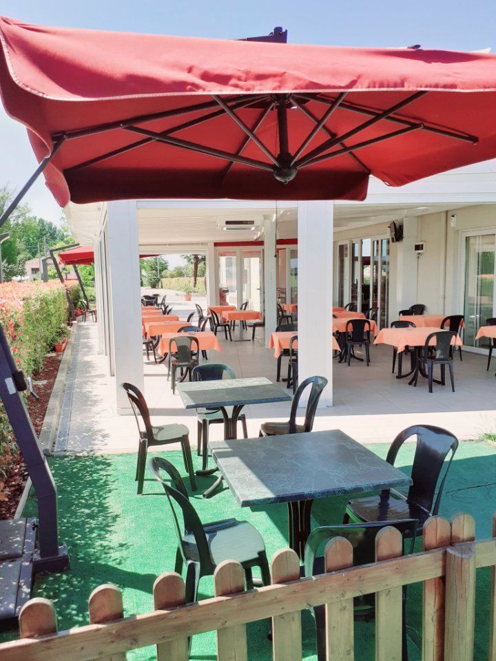 área de restaurante al aire libre con terraza