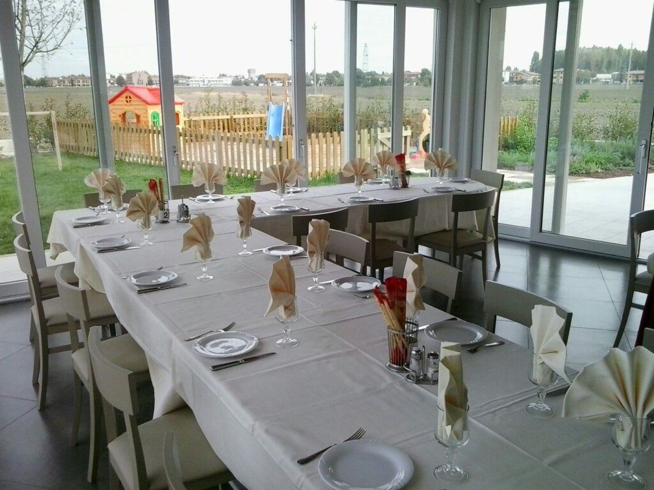 interni locale con tavoli