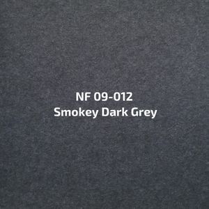 Een close-up van een vel papier met de tekst smokey donkergrijs