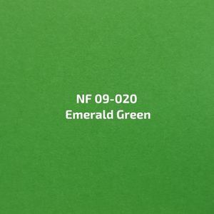 Een close-up van een groene achtergrond met de woorden nf 09 020 smaragdgroen erop geschreven.