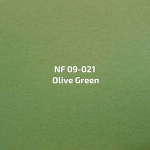 Een close-up van een vel papier waarop olijfgroen staat.