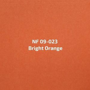 Een close-up van een vel papier met de tekst nf 09-023 fel oranje