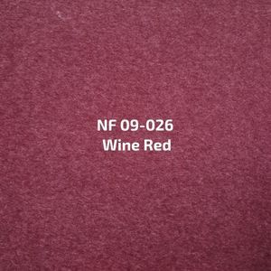 Een close-up van een vel papier waarop wijnrood staat.