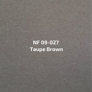 Een close-up van een vel papier met taupebruin erop geschreven