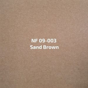 Een close-up van een vel papier met de tekst nf 09-003 zandbruin