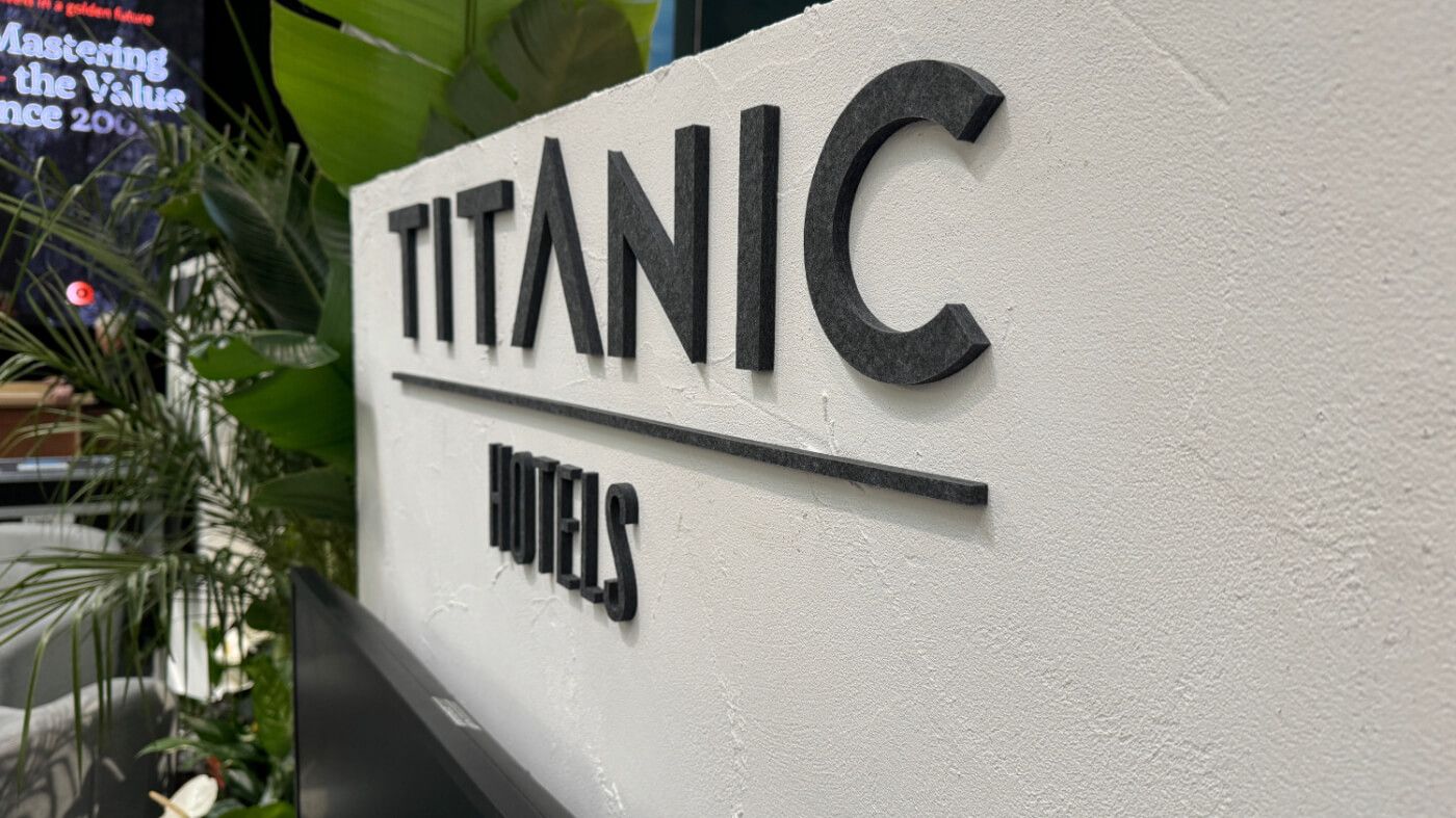 Logo van PET vilt op de muur