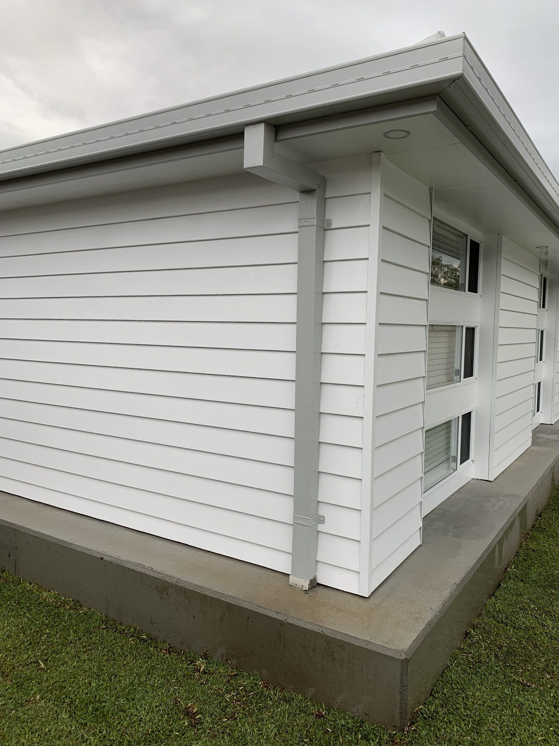 Shale Grey VFM Gutter & Downpipe on White Weatherboard