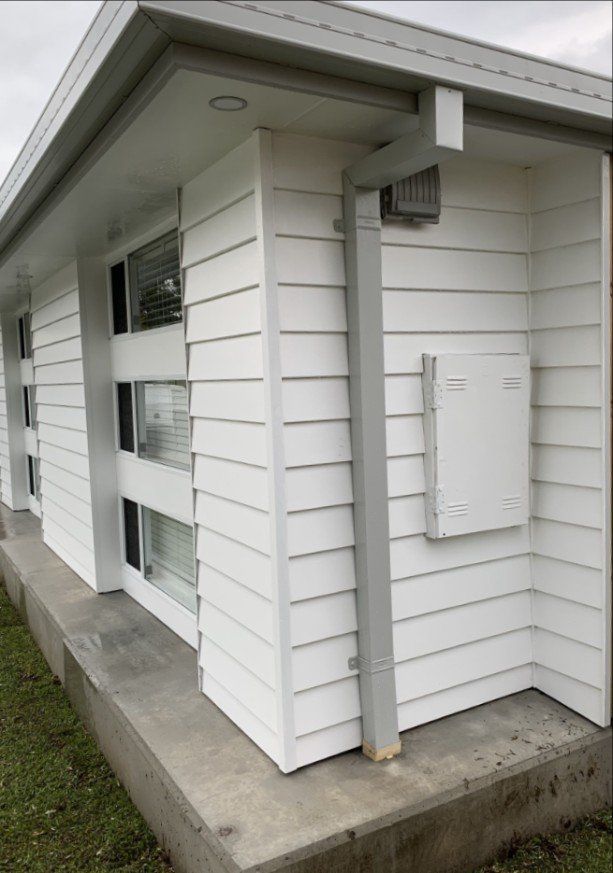 Shale Grey VFM Gutter & Downpipe on White Weatherboard