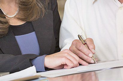 an chartered accountant assisting her client with the payroll