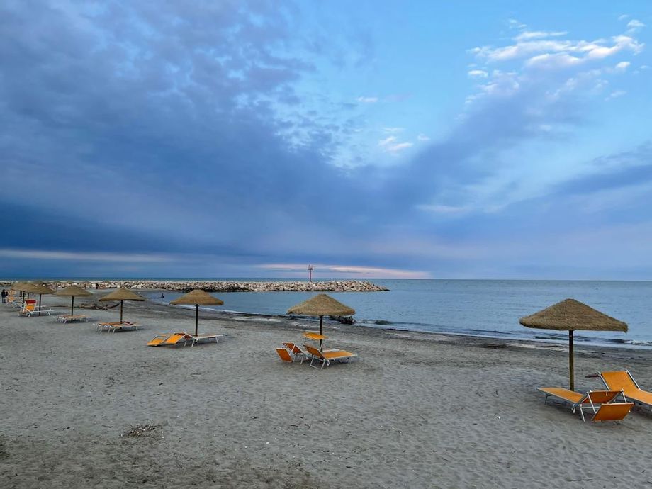 spiaggia attrezzata con ombrelloni e lettini