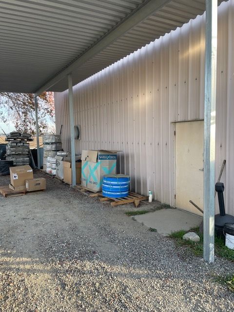 a blue box with the word welding on it