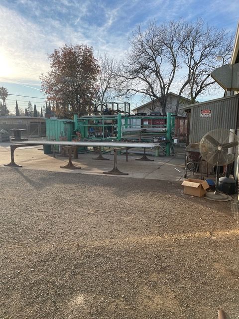 a gravel area with tables and a sign that says no parking