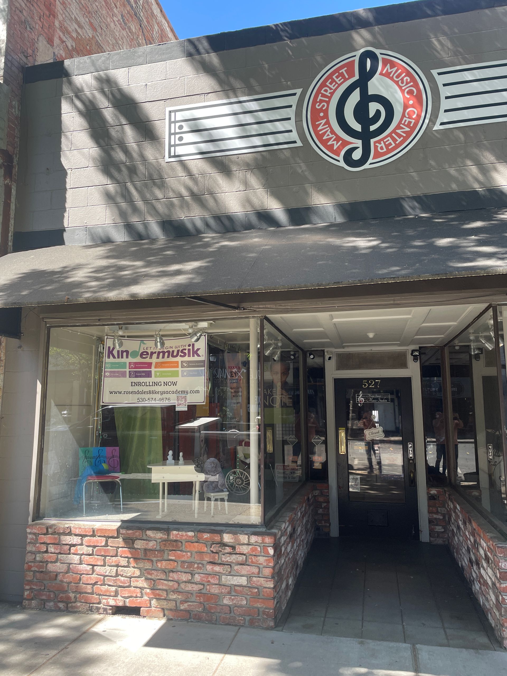 A store front with a treble clef on it