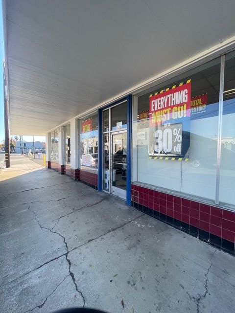 A store front with a sign that says everything must go 30 % off