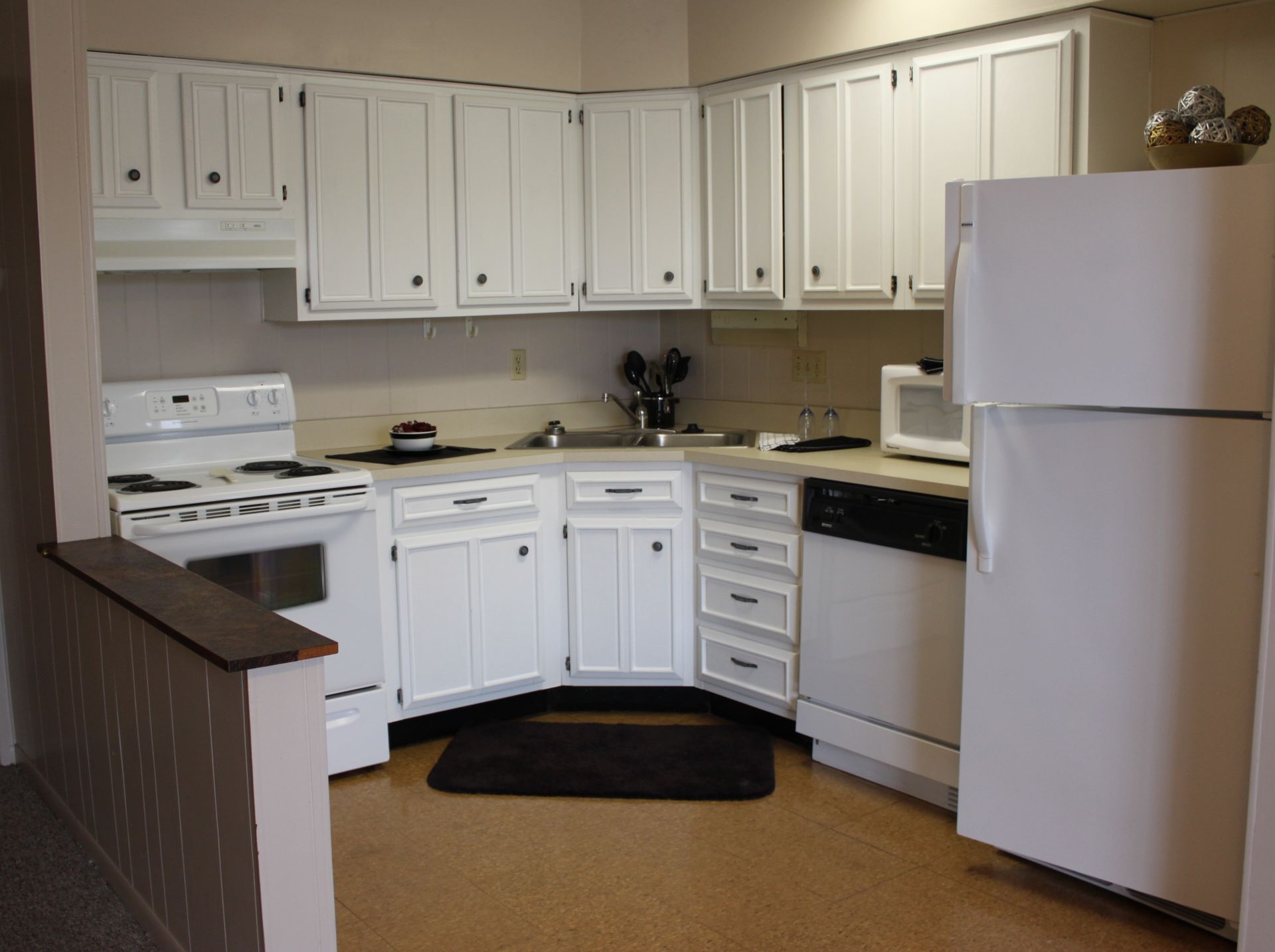 Photo showing a kitchen with plenty of cabinetry