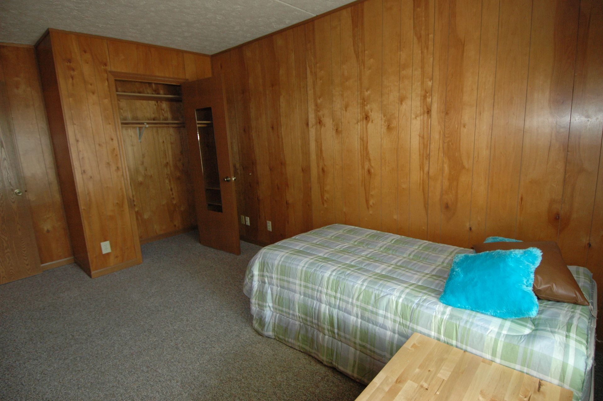 Photo showing a long-shaped bedroom