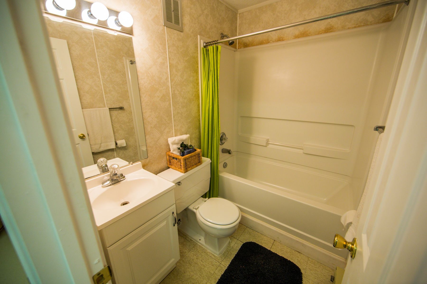 Photo showing a bathroom with a shower/tub combo