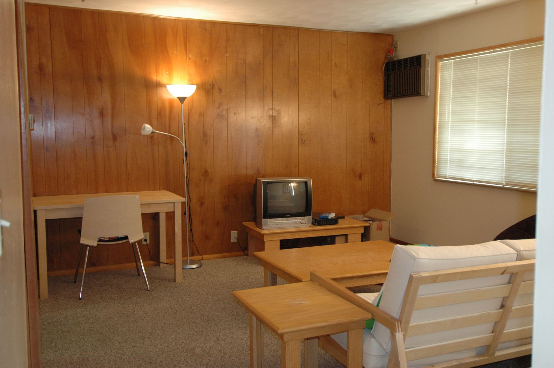 Photo showing a living room with a wide window