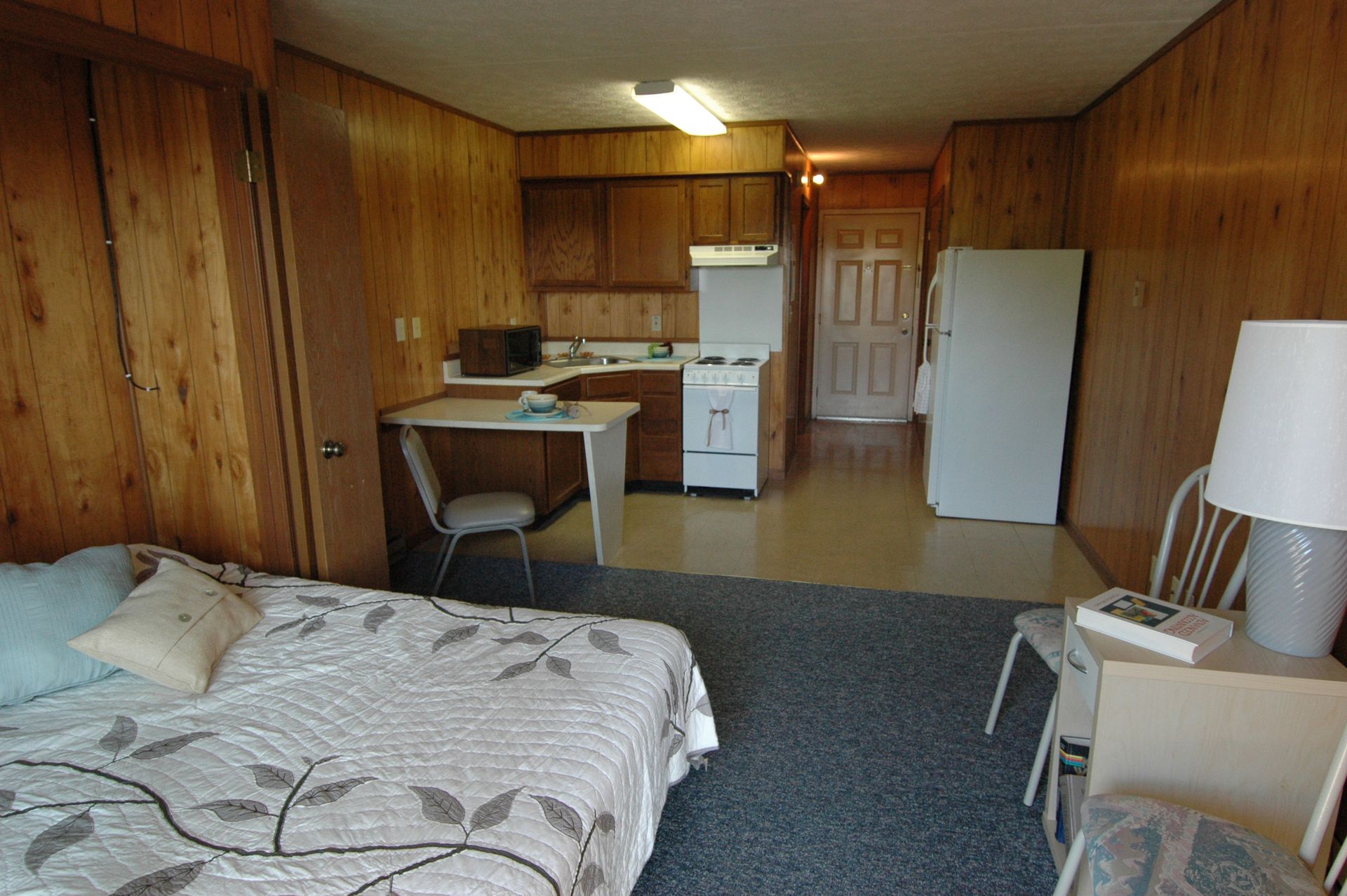 Photo showing a studio with the kitchen in the background