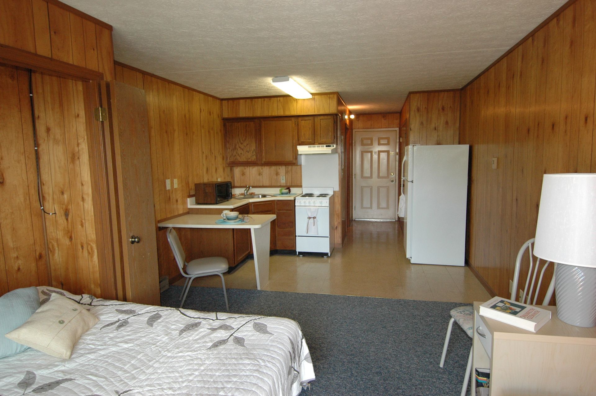 Photo showing a studio with the kitchen area in the background