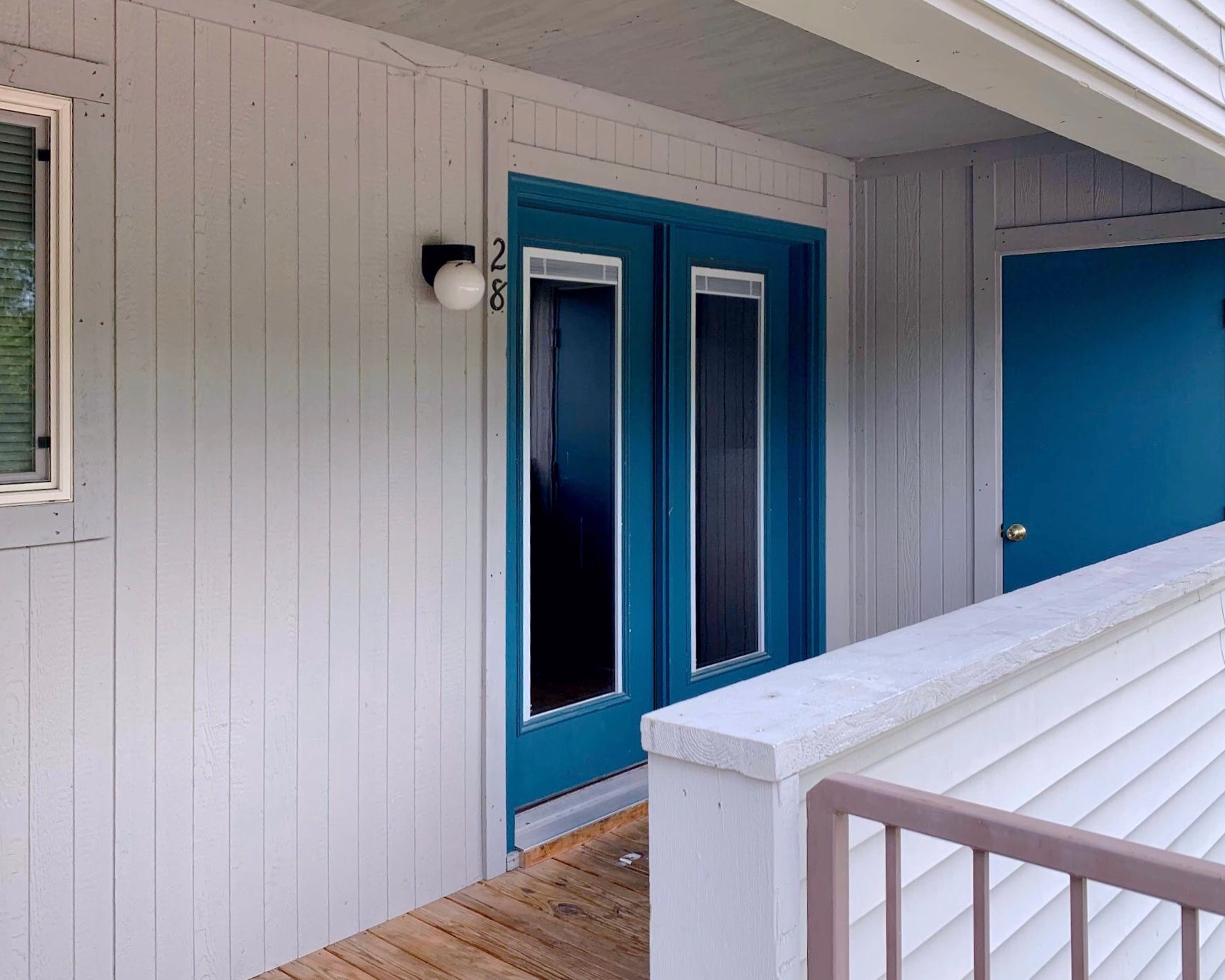 Photo showing dual doors on a balcony