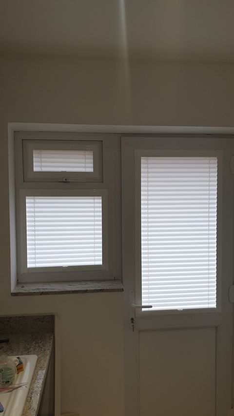 Light controlling blinds