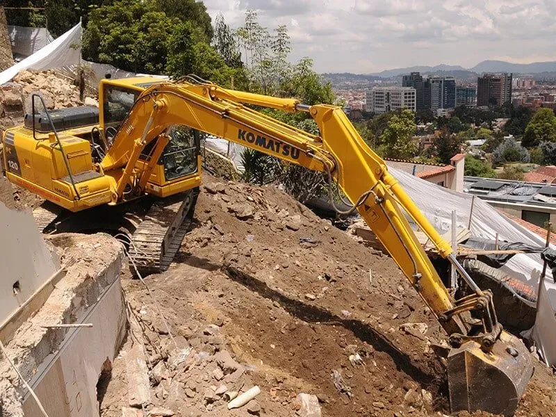Una excavadora Komatsu amarilla está trabajando en un sitio de construcción.