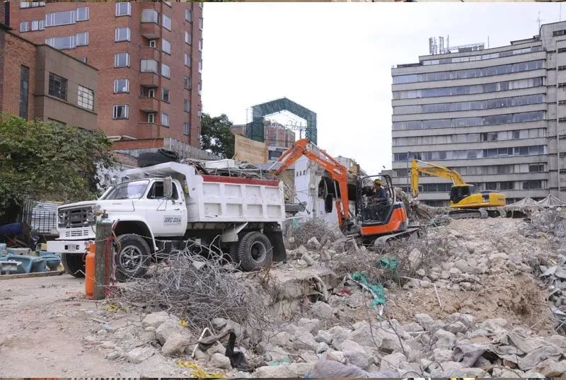 Un camión de volteo está estacionado en medio de una pila de rocas.