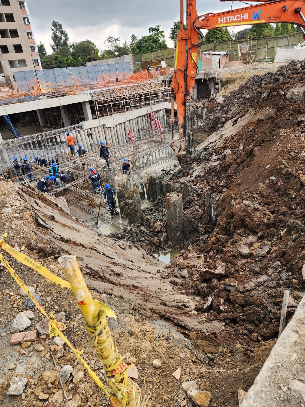 Se está excavando un gran montón de tierra en un sitio de construcción.