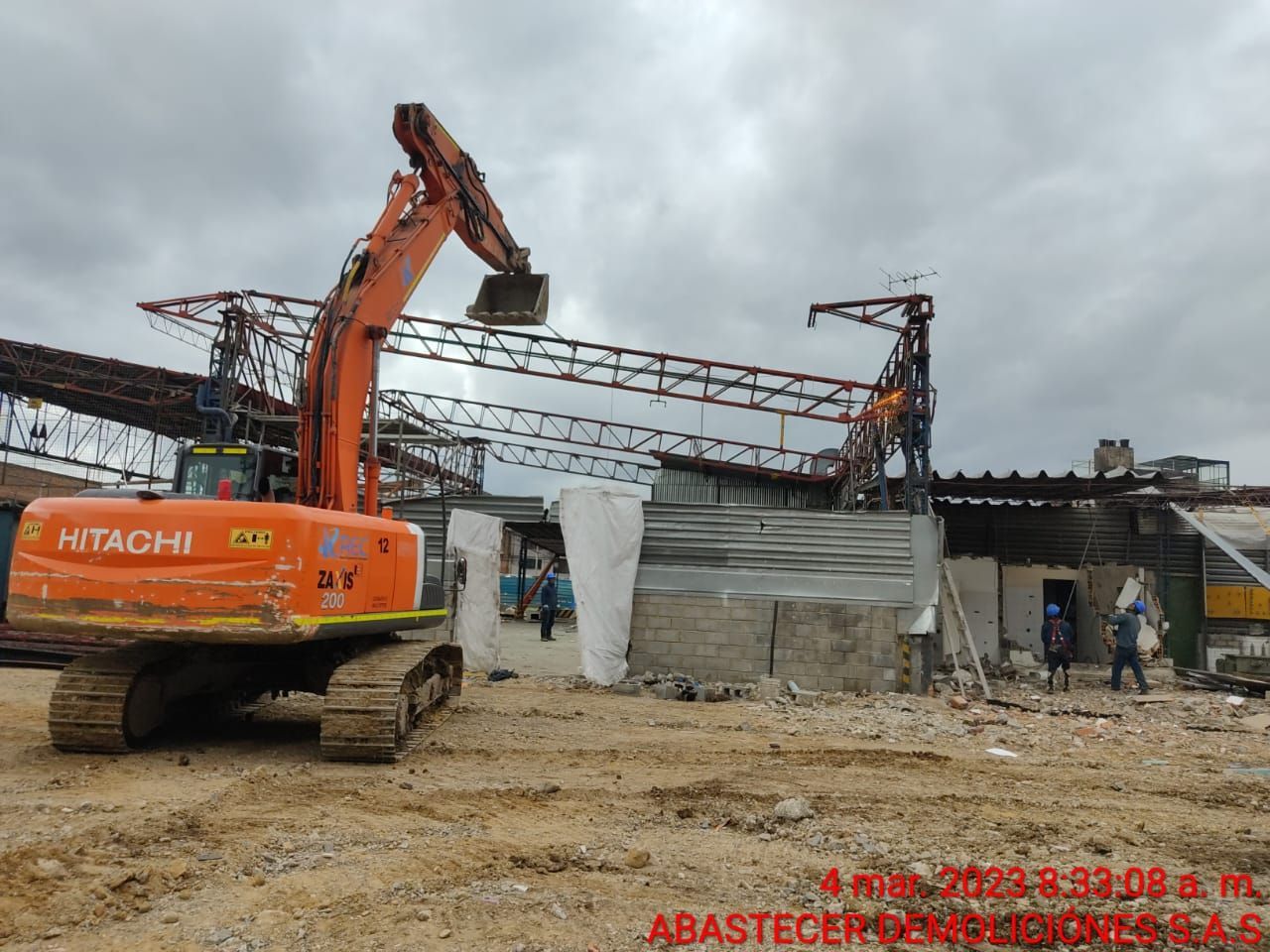 Una excavadora Hitachi está trabajando en un sitio de construcción.