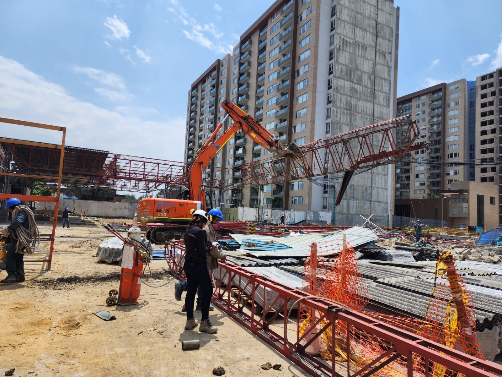 Un grupo de trabajadores de la construcción está trabajando en un sitio de construcción.