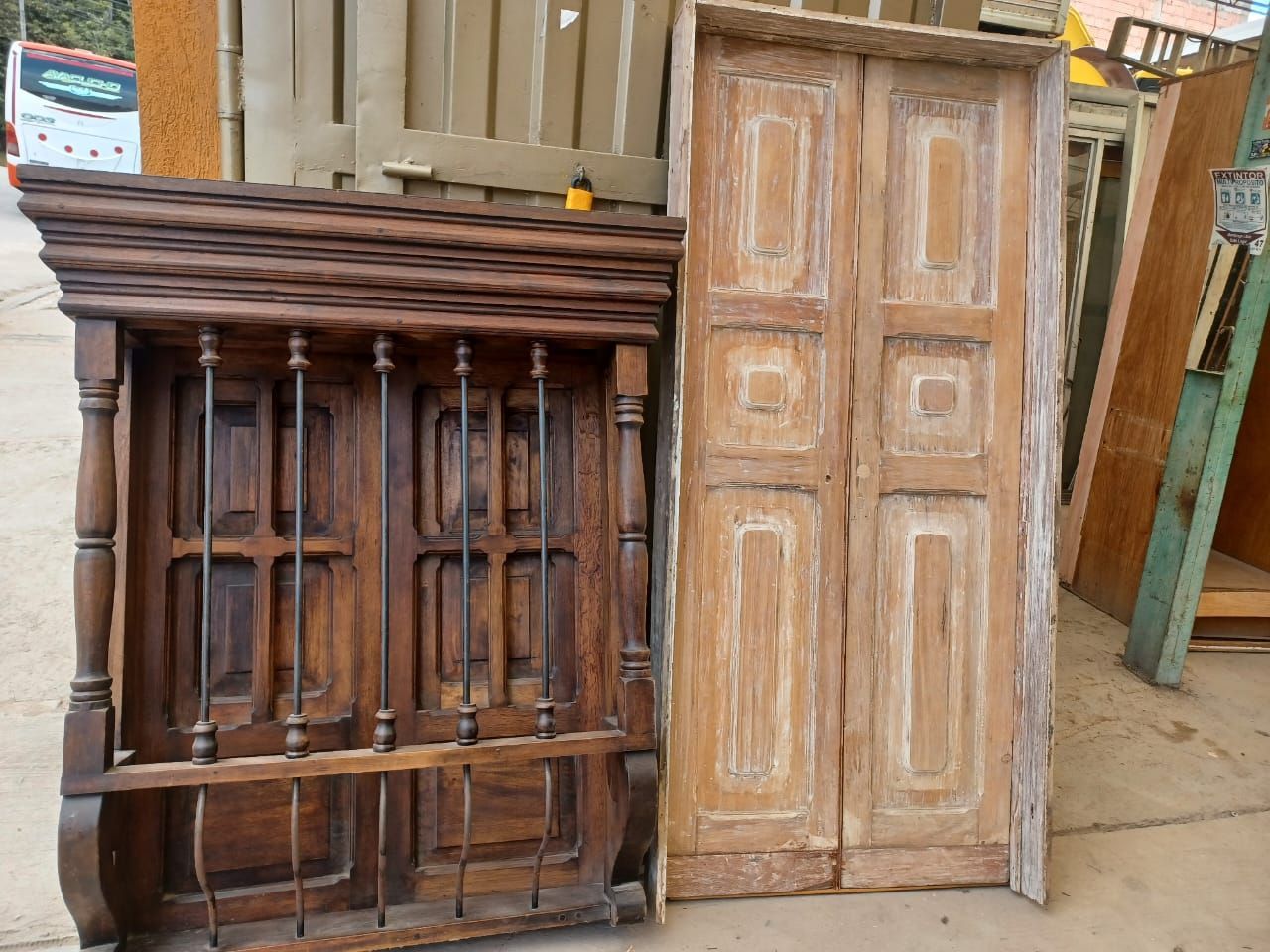 Un montón de puertas de madera están en el suelo.