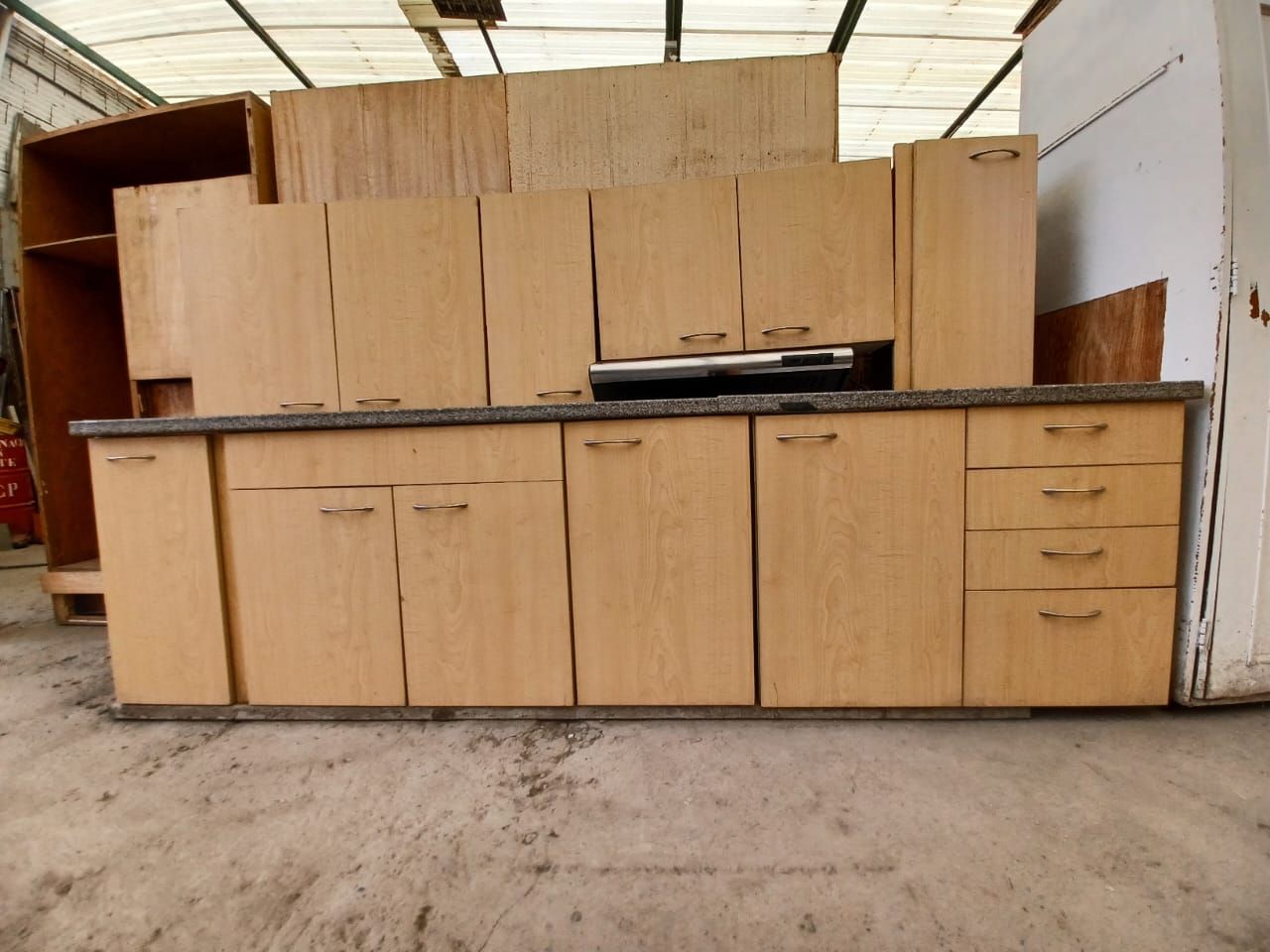 Una cocina con muchos armarios y cajones.