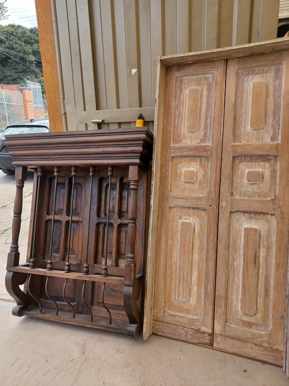 Dos puertas de madera están una al lado de la otra en el suelo.