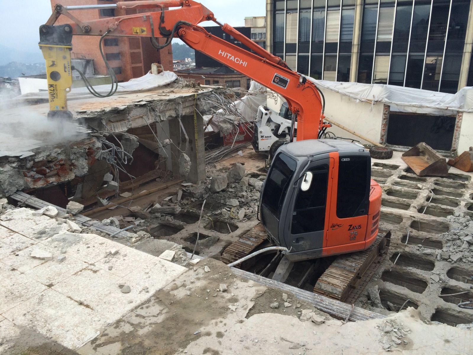 Se está utilizando una excavadora Hitachi para demoler un edificio.