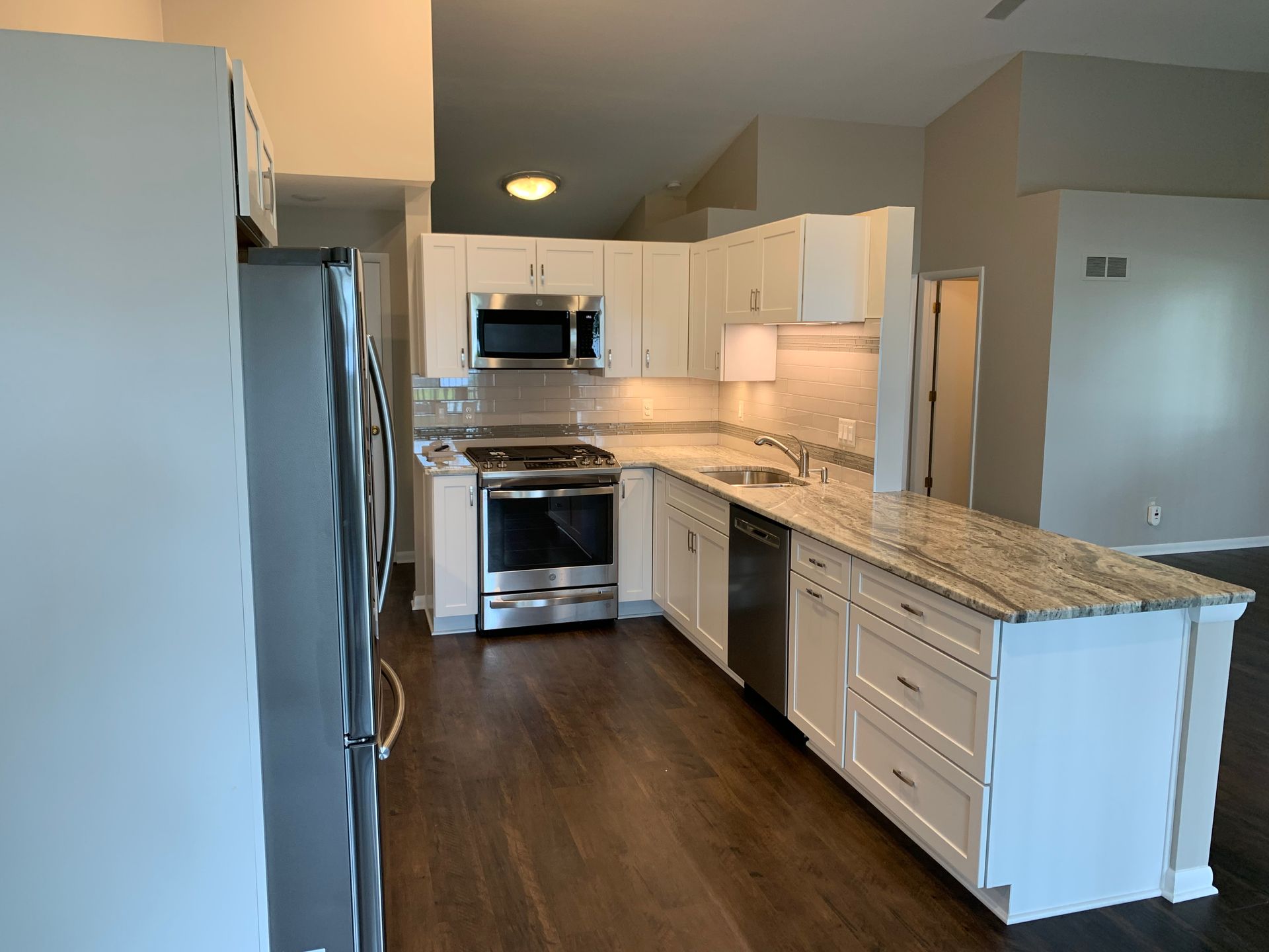 White Counter - Clarkston, Michigan - Hidden Lake Cabinet & Trim LLC