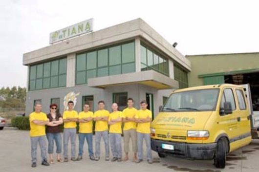 delle persone vestite di giallo accanto a un furgone