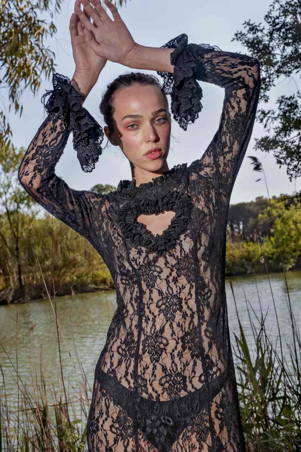 Abito in pizzo trasparente con oblò
