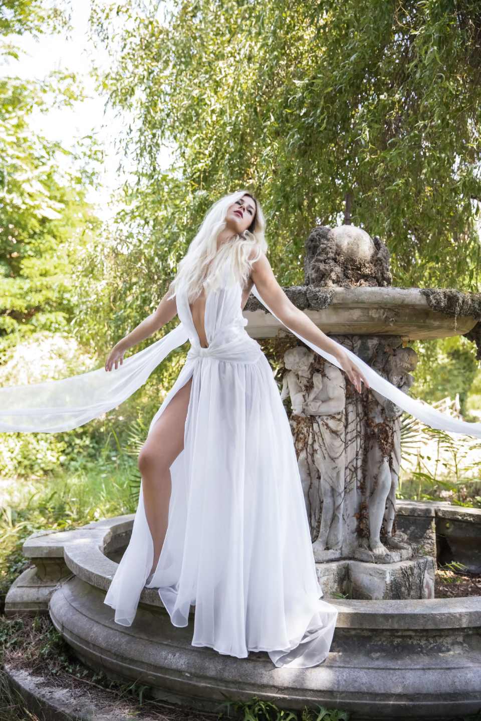 Abito lungo con scollatura e spacco